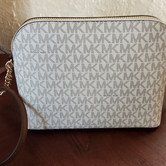 Michael Kors Jet Set Medium Dome Crossbody Bag Vanilla NWT - Picture 5 of 9